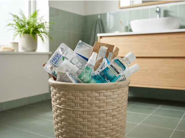 En surface : les chewing-gums, sprays et bains de bouche masquent les symptômes sans traiter la cause